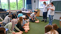 „Schüler lernten, lebensbedrohliche Zustände zu erkennen“  – Tag der Wiederbelebung am Richard-Wagner-Gymnasium