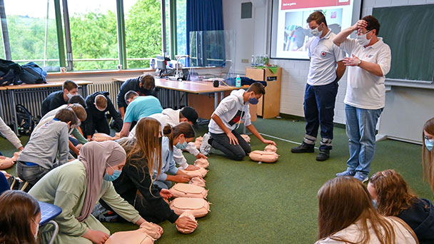„Schüler lernten, lebensbedrohliche Zustände zu erkennen“  – Tag der Wiederbelebung am Richard-Wagner-Gymnasium
