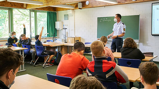 Polizeiansatz am Richard-Wagner-Gymnasium – Aktuelle und akut auftretende Probleme der Mediennutzung: Fake-News, Urheberrechtsverletzungen, Schmutzkampagnen, Cybermobbing,…