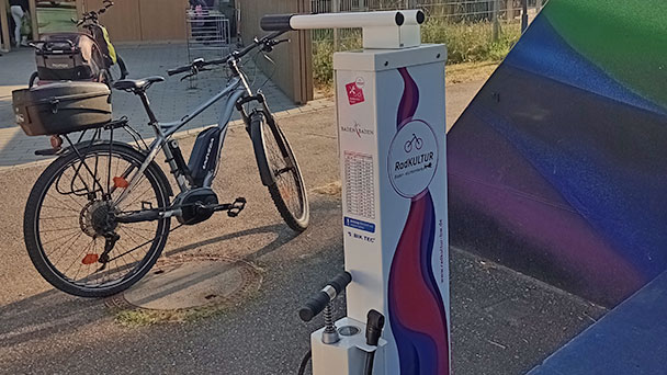 Stadt Baden-Baden repariert Fahrräder – Radreparatursäule in der Cité in Betrieb Stadt Baden-Baden repariert Fahrräder – Radreparatursäule in der Cité in Betrieb