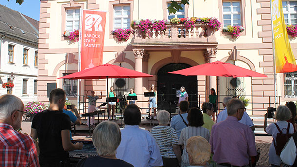 Rastatt ist zum Singen zumute – Mitmachaktion auf dem Marktplatz 