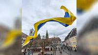 Ukrainische Flagge am Rathaus von Freiburg – Theater in ukrainischen Farben beleuchtet – Spendenkonto für Lemberg