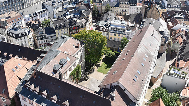 Dachschaden im Baden-Baden Rathaus – Baugerüst entlang der Rathausstaffeln