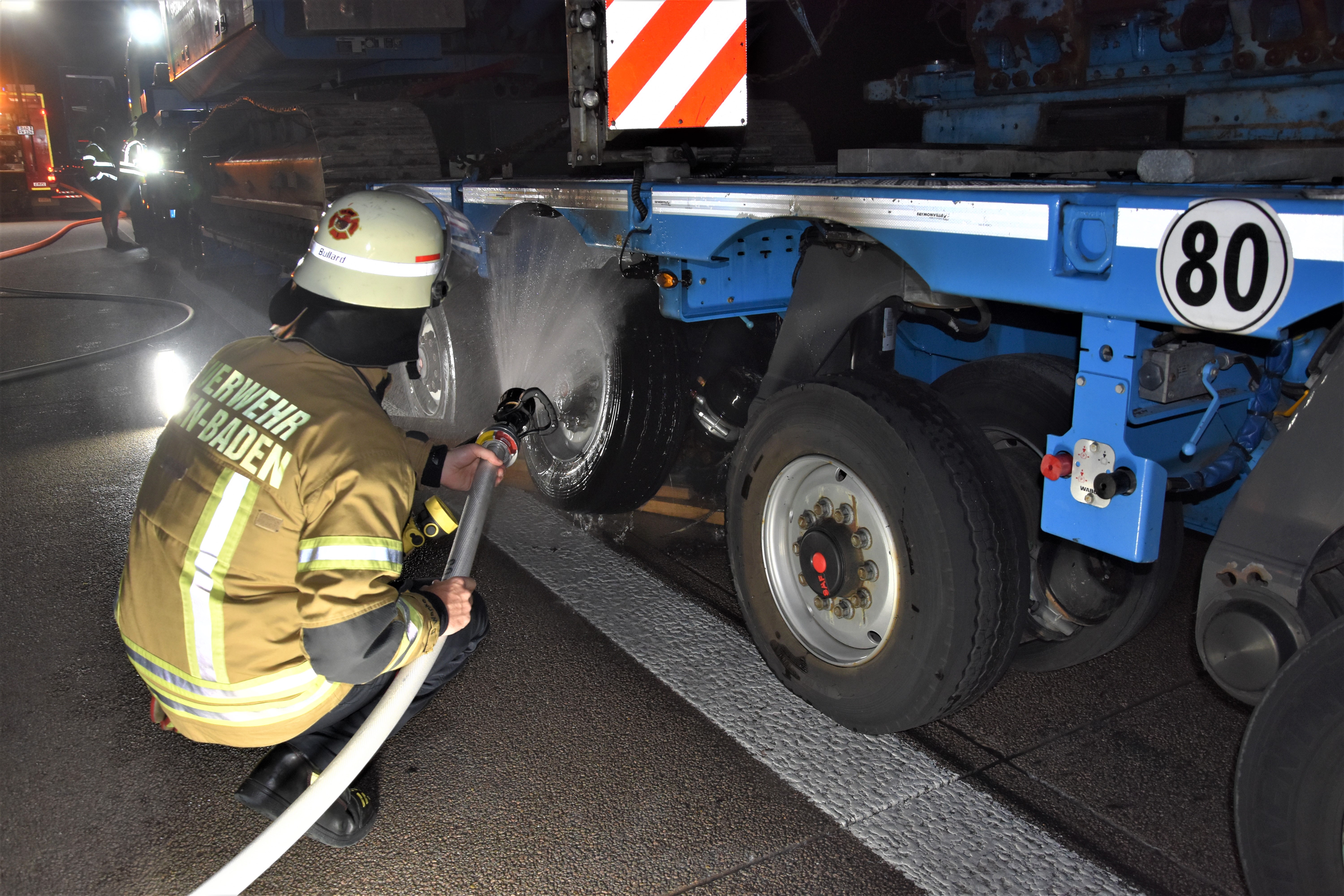 Feuerwehr hatte es schwer – Rettungsgasse missachtet – Autobahn heute Nacht bei Baden-Baden komplett gesperrt