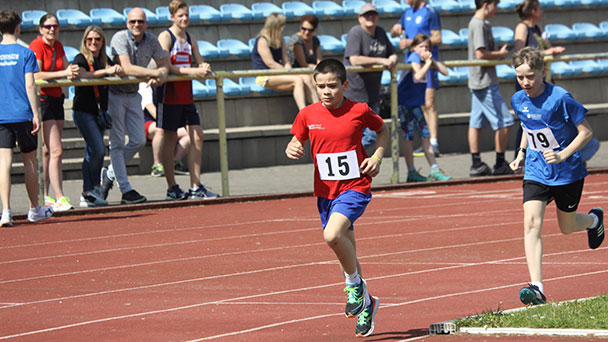 12-jähriges Baden-Badener Langstreckentalent – Carlo Reiß siegt über 2.000 Meter