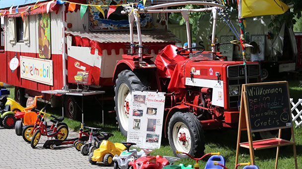 Neuer Pächter präsentiert ungewöhnliche Mottos für Große Woche – „Impfen im Galopp“ – „Wer sich hier impfen lässt, erhält Doppelgoodie“