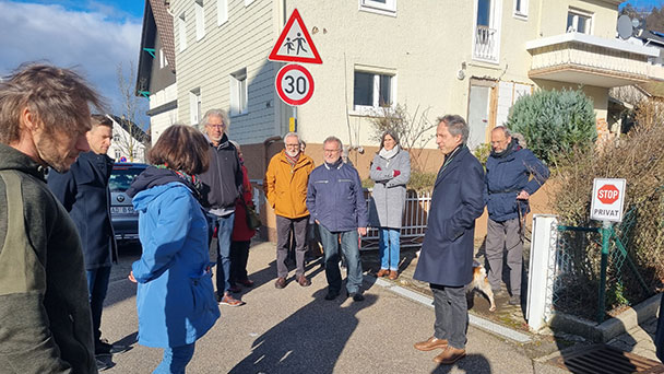 Zehn Bürger liefen mit OB-Kandidat Roland Kaiser in Ebersteinburg – „Anliegen der Teilnehmer unterschiedlicher Art“