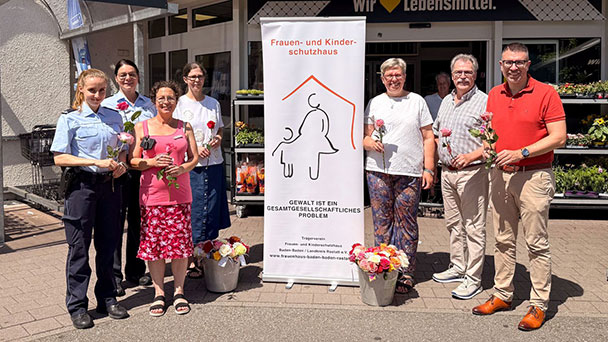 Sarkastischer Titel – „Rosen statt Veilchen“ – Aktion für Hilfetelefon „Gewalt gegen Frauen“ in Baden-Baden 