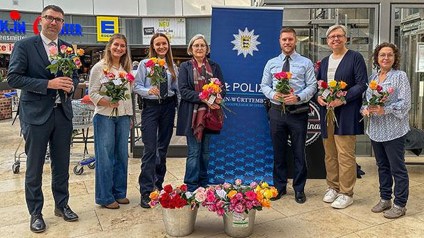 Rote Rosen, rote Rosen – Bürgermeister und Polizei machen auf Hilfetelefon aufmerksam