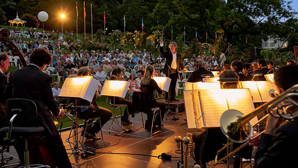 Philharmonie Baden-Baden im romantischen Rosengarten – Vier musikalische Sommerabende 
