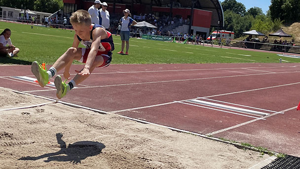 12-jähriges Talent aus Baden-Baden – Nico Schleif „coole Sonnenbrille und SCL Heel-Trikot“