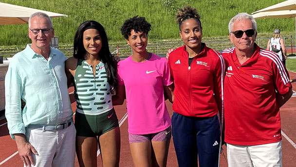 Baden-Badenerin Mikaelle Assani mit Olympiasiegerin Malaika Mihambo auf dem Treppchen