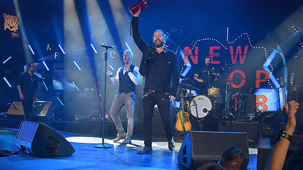 SWR: „50.000 Musikfans“ beim New Pop Festival in Baden-Baden – Leinwand im Kurgarten für Zaungäste