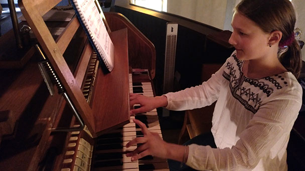 Vom Praeludium bis zum Postludium – 11-jährige Sandrine Kusche an der Kirchen-Orgel in Geroldsau