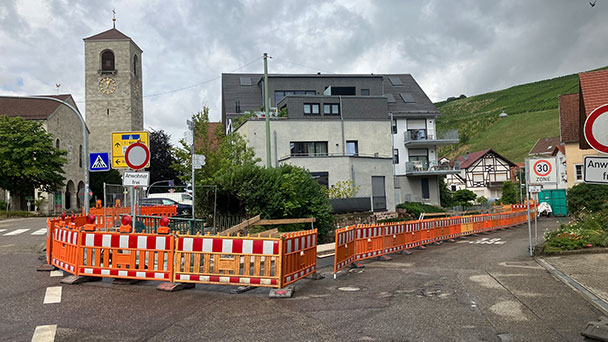 Am Wochenende eine Baustelle weniger in Neuweier – Freigabe Fußgängersteg in Sankt-Michael-Straße 