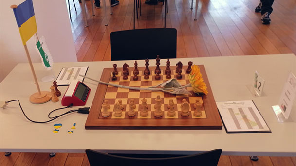 Baden-Badener Schachspieler mit Geste der Solidarität – Ukrainische Flaggen – "Schweigen ist nicht akzeptabel"