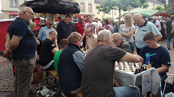 Am Samstag Vielfalt-Wochenmarkt auf dem Rastatter Marktplatz –  Schachspielen unter freiem Himmel