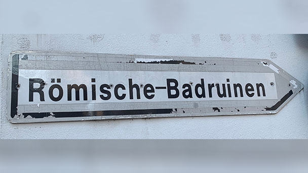 Stadtrat Werner Schmoll erinnert OB Mergen an fünfjähriges Nichtstun – Verwahrlostes römisches Erbe Baden-Badens – Vergammelte Hinweisbeschilderung 