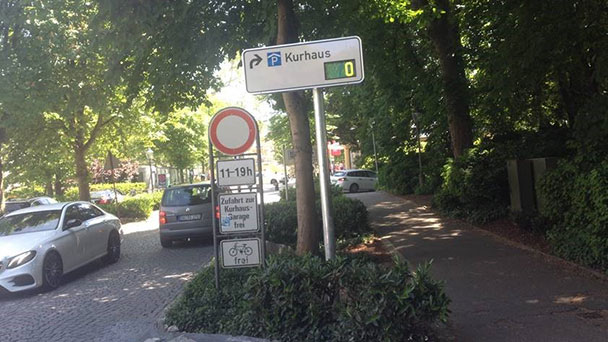 Neues Baden-Badener Verkehrs- und Parkleitsystem wird getestet – SPD-Stadtrat Schmoll kabbelt sich mit Bürgermeister Uhlig 