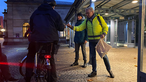 Erster Bürgermeister Uhlig als Nikolaus unterwegs – Schokoherzen für gut beleuchtete Radfahrer