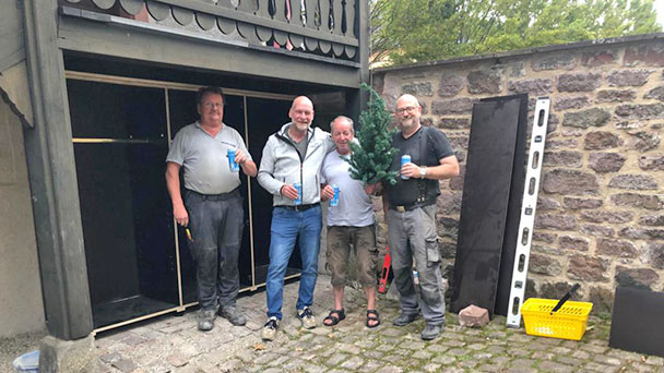 „Öffentlicher Kleiderschrank“ in Baden-Baden – Stadtrat Tommy Schindler: „Weniger gut betuchte Menschen können sich kostenlos bedienen“