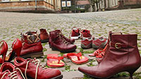 Rote Schuhe auf dem Baden-Badener Marktplatz – „Ihre Schuhe, mit einem Namensschild vorbeibringen“