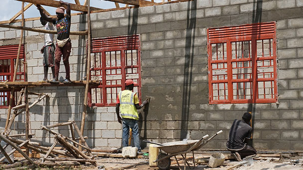 Schulbau in Uganda mit Spenden aus Baden-Baden – Mittlerweile Wände bis auf Dachhöhe gemauert