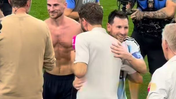 Ungewaschenes Trikot wird in Baden-Baden versteigert – Umarmung von Messi und Müller