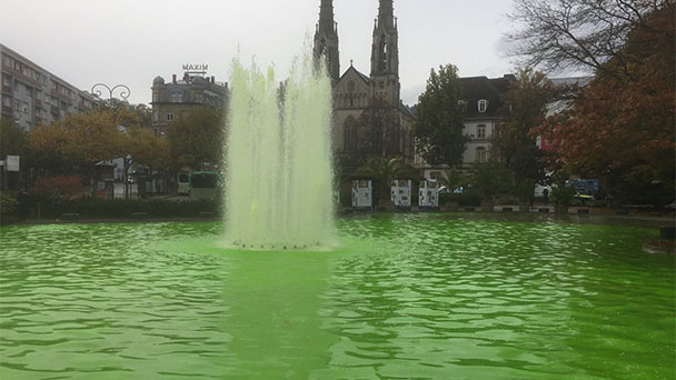 Augustaplatz-See grün eingefärbt – Proteste in Baden-Baden Augustaplatz-See grün eingefärbt – Proteste in Baden-Baden