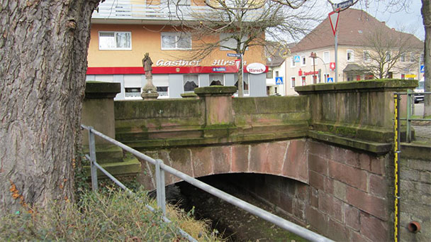 Stadtrat Günter Seifermann plagt das Moos auf der Steinbacher Hirschbrücke