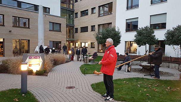 OB Späth in rotem Outfit auf Weihnachtstour – An seiner Seite ein Alphorn