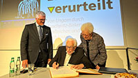 Ein gutes Zeichen aus Rastatt – Auschwitzüberlebender Shlomo Graber trägt sich ins Goldene Buch ein
