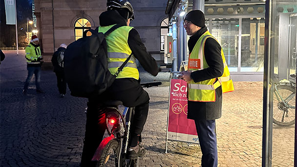 Bürgermeister Krammerbauer holt Nikolaus zu Hilfe – Schokoherzen, Fruchtgummis und Taschenwärmer für Radfahrer und Fußgänger