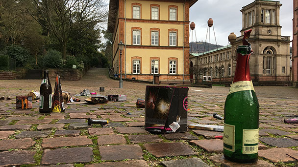 Raketen sausen, Böller krachen – Rathaus mahnt: Knallerverpackungen und Flaschen wieder mitnehmen