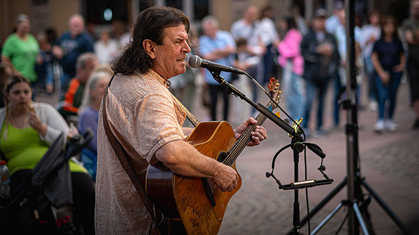 Kostenloses Sommerkonzert auf Rastatter Marktplatz – Mit Séan Treacy Kostenloses Sommerkonzert auf Rastatter Marktplatz – Mit Séan Treacy