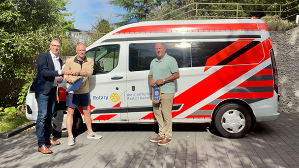 Baden-Baden hat die Ukraine nicht vergessen – Rotary Club Rastatt – Baden-Baden spendet Krankenwagen 