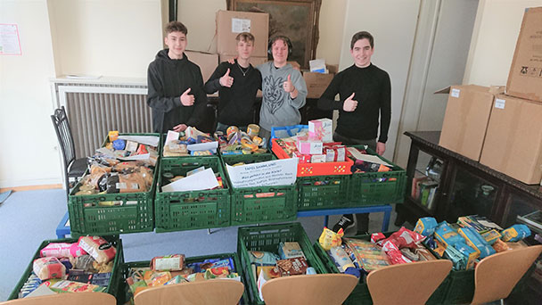 Schule ist mehr als nur pauken – Baden-Badener Schüler sammeln eine halbe Tonne Lebensmittel für die Armen