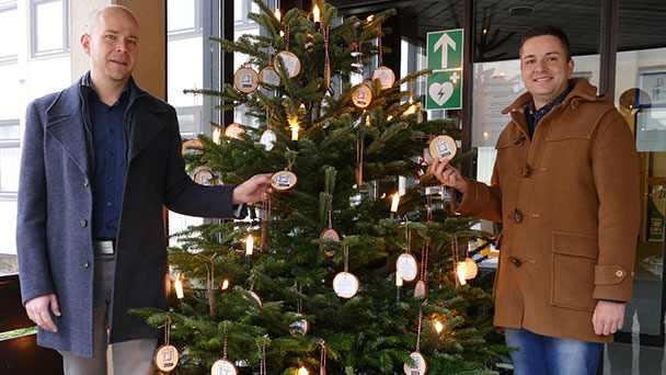 Weihnachtsspendenbaum am Rathaus – Für in Not geratene Gernsbacherinnen und Gernsbacher
