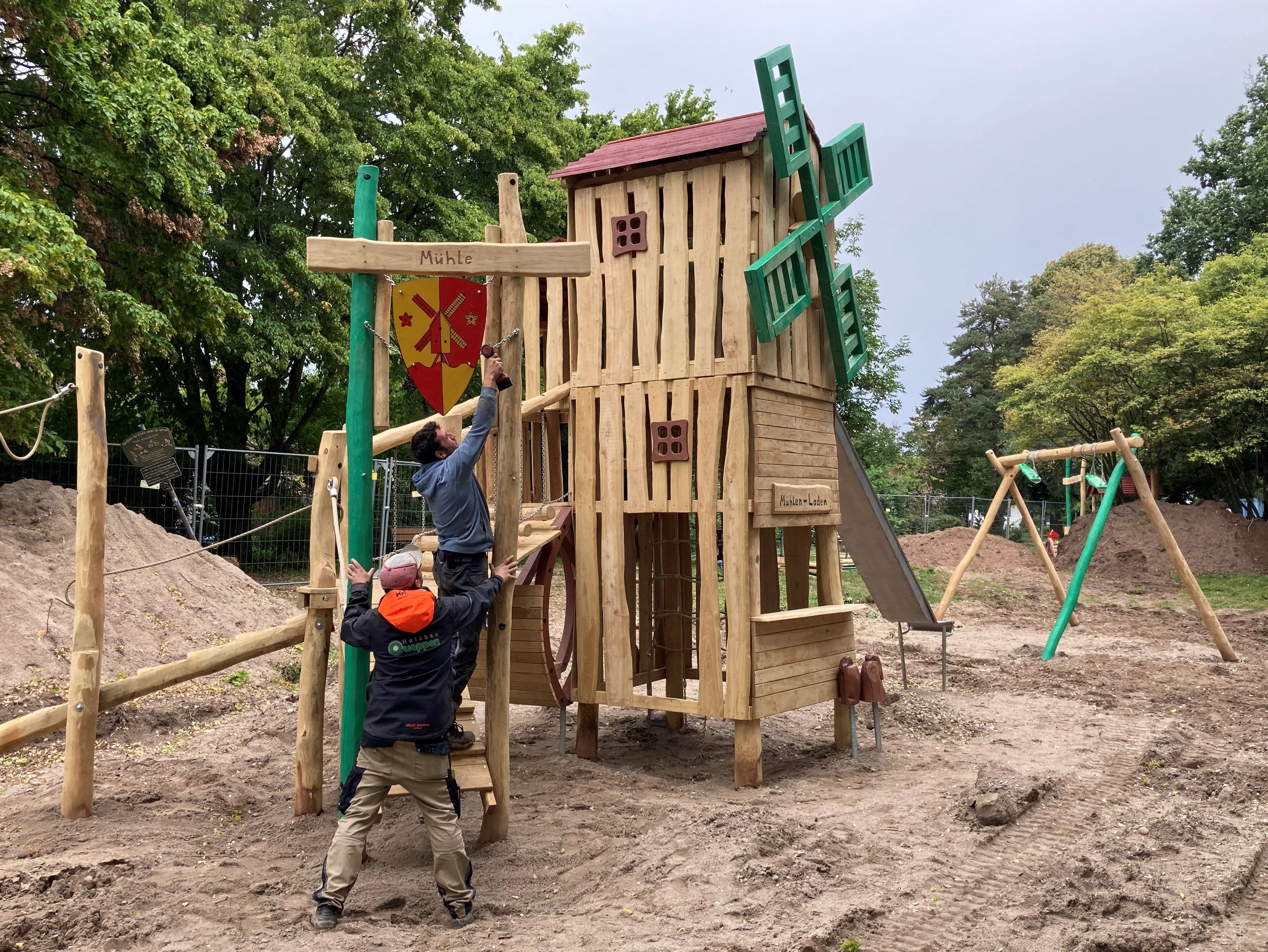 „Mühlen-Spielplatz“ in Sandweier nimmt Formen an – Backstube und Kletterturm „Unikate, speziell für diesen Spielplatz entwickelt und produziert“
