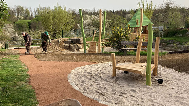 Kinder in Balg freuen sich – Neugestaltung Spielplatz "Mitteläcker" 
