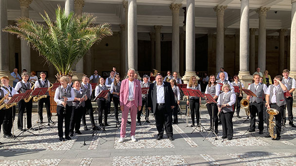 Stadtkapelle Steinbach auf großer Reise – Mit OB Späth Auftritt beim Folklore Festival in Karlsbad