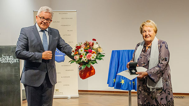 Baden-Badenerin Helga Verspohl in Stuttgart geehrt – Minister Guido Wolf überreichte Staufermedaille – „Brückenbauerin zwischen Deutschen und Tschechen“
