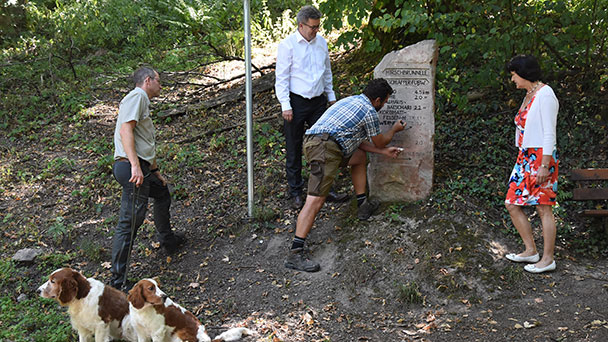Sparkasse unterstützt Restaurierung alter Wegweisersteine – OB Mergen: „Den Steinen ist anzusehen, dass der Zahn der Zeit an Ihnen genagt hat und eine Restaurierung ist dringend nötig“