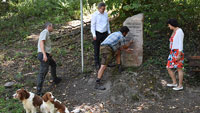 Sparkasse unterstützt Restaurierung alter Wegweisersteine – OB Mergen: „Den Steinen ist anzusehen, dass der Zahn der Zeit an Ihnen genagt hat und eine Restaurierung ist dringend nötig“