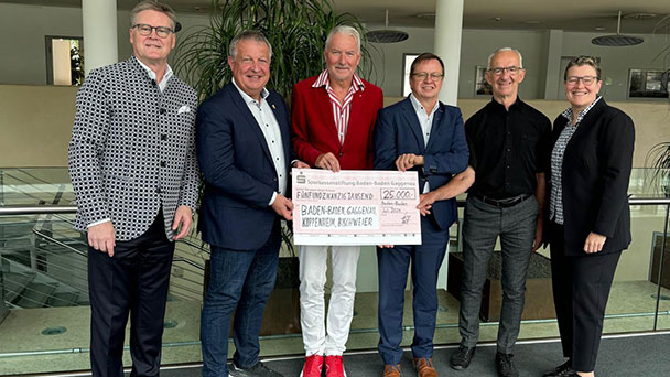 OB Späth in Sparkassen-Outfit – Spenden-Scheck unterstützt Kommunen OB Späth in Sparkassen-Outfit – Spenden-Scheck unterstützt Kommunen