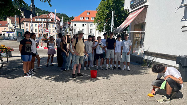 Schüler in Gernsbach reinigen Stolpersteine – Erinnern an die Schicksale