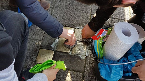 Junge Muslime reinigten Stolpersteine in Rastatt - IGMG-Sprecher Fatih Pusmaz kündigt Rosen-Aktion an