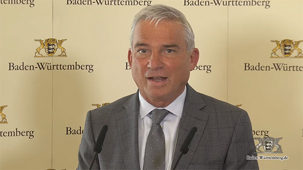 Auch Karlsruhe hilft dem Elsass – Unglückliches Statement von Innenminister Strobl: „Passierschein berechtigt nicht dazu, in Deutschland einzukaufen“ Auch Karlsruhe hilft dem Elsass – Unglückliches Statement von Innenminister Strobl: „Passierschein berechtigt nicht dazu, in Deutschland einzukaufen“