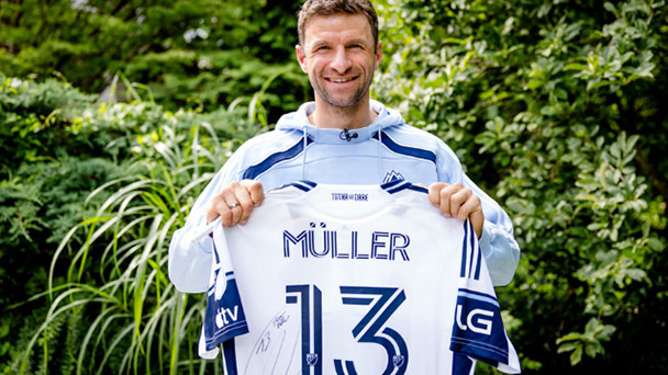 Auch Baden-Baden ist dabei – Charity-Auktion zum Vancouver-Wechsel von Thomas Müller