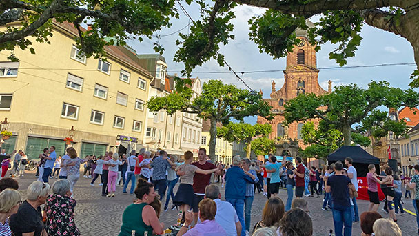 Rastatt tanzt unter den Platanen – Mit Weltmeister Ralf Müller und Olga Müller-Omeltchenko